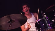 Ben Azzi mit weit aufgerissem Mund und geschlossenen Augen am Schlagzeug