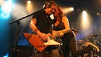 Während Thorsten Mewes von Die Happy Gitarre spielt, singt ihm Marta Jandová beim Underground Festival 2007 ins Ohr
