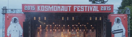 Die Bühne des Kosmonaut Festival, mit roter Hauptfarbe und jeweils einem Kosmonautenbild links und rechts