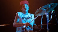 Aufnahme Drummer mit roter Kappe beim spielen 
