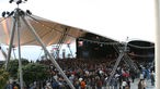 Bühne auf dem Museumsplatz in Bonn mit den Fans
