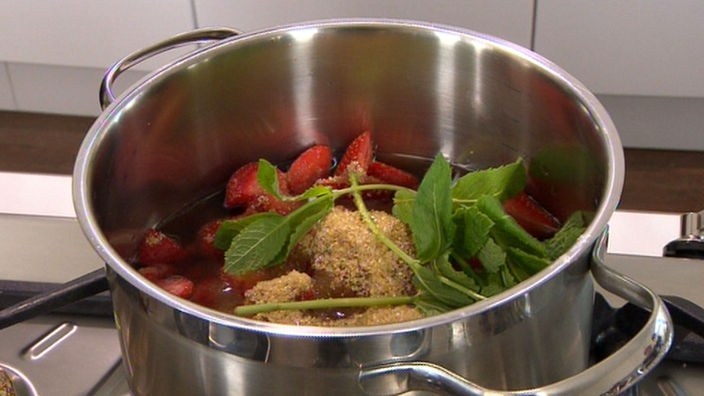 Topf, in dem Erdbeeren für Sirup gekocht wird