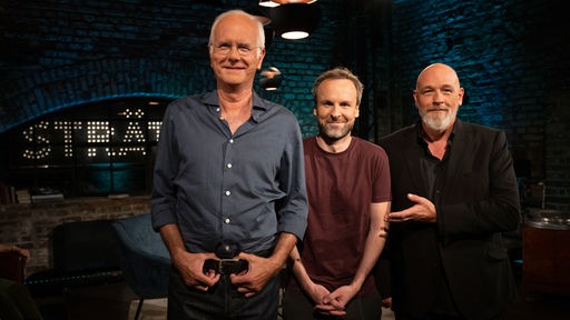 Gastgeber Torsten Sträter (l.) mit Harald Schmidt und Tino Bomelino.