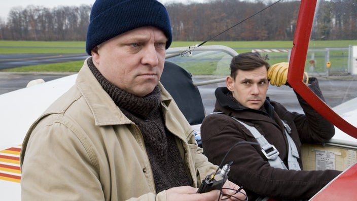 Kommissar Frank Thiel (Axel Prahl, li) stoppt Markus Rummel (Alexander Beyer).