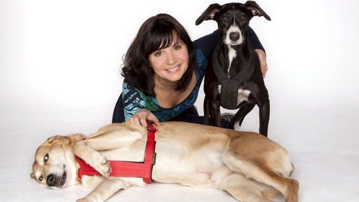 Simone Sombecki mit zwei Hunden