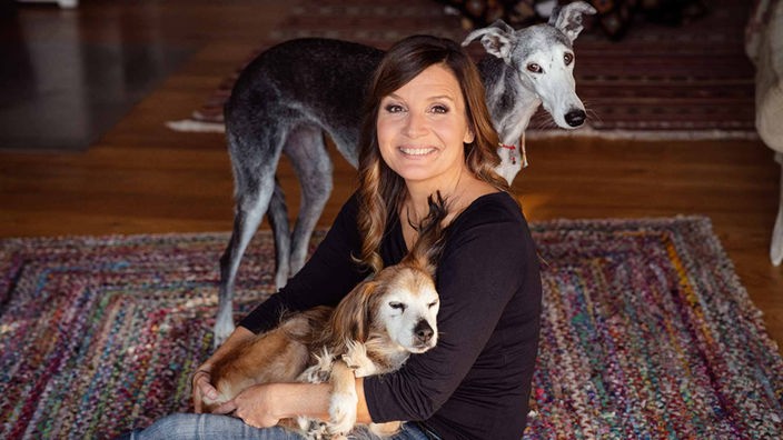 Simone Sombecki mit zwei Hunden