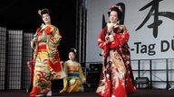 Hanayagi Tomokinu & Watanabe-Tanzgruppe bei ihrem Auftritt am japan-Tag in Düsseldorf