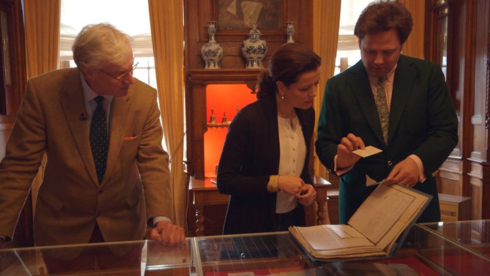 Museumsdirektor Duco van Krugten, Julia Melchior und Emanuel Prinz zu Salm-Salm in der fürstlichen Bibliothek
