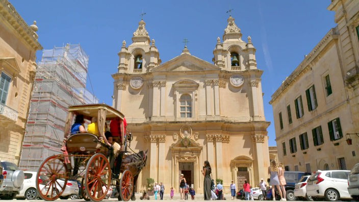 Pferdekutsche vor der Fassade einer Kathedrale