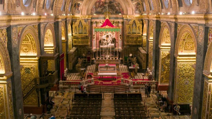 Blick in den golden ausgestatteten Innenraum einer Kathedrale