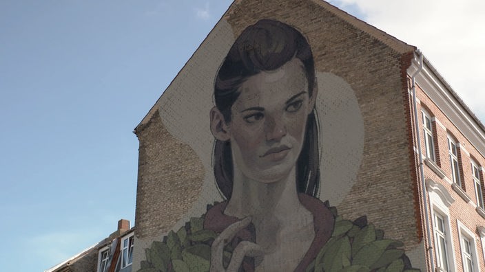 Portrait einer jungen Frau auf einer Hauswand
