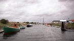 Kleinere Boote und Yachten zu beiden Seiten eines Kanals