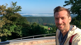 Daniel Aßmann startet seine Reise auf der Leuchtenburg, die hoch über dem Saaletal trohnt