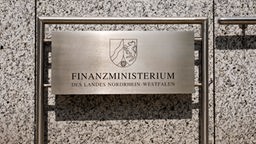 Schild mit der Aufschrift 'Finanzministerium des Landes Nordrhein-Westfalen'