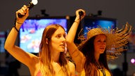 Zwei Junge Frauen spielen ein bewegungsgesteuertes Spiel auf der Spielemesse Gamescom