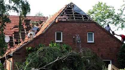 Ein durch Sturm abgedecktes Haus in Hille