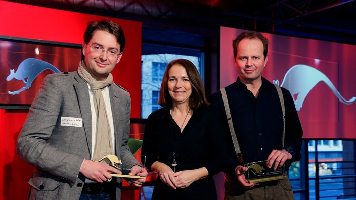 Jurymitglied Gabi Ludwig (WDR-Chefredakteurin der NRW-Landesprogramme Fernsehen ) verleiht das goldene Känguru für die beste Gesamtsendung an  Kai Wimmer und Torsten Schuld vom Landesstudio Aachen (1. März 2015).