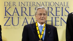 Jean-Claude Trichet, Präsident der europäischen Zentralbank, ist mit dem Aachener Karlspreis 2011 ausgezeichnet worden (02.06.2011)