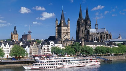 Blick auf die Kölner Altstadt mit Rheinufer