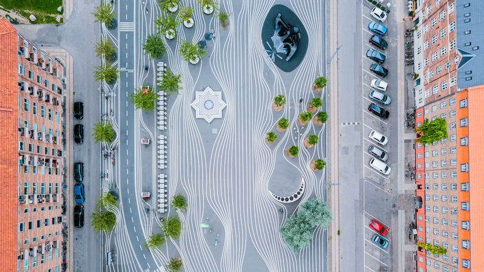 Dronenaufnahme des von der Künstler:innengruppe 'Superflex' gestalteten Superkilen Park im Kopenhagener Stadtteil Norrebro.