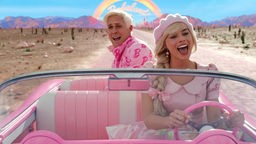 Ryan Gosling als Ken und Margot Robbie als Barbie in einer Szene des Films "Barbie".