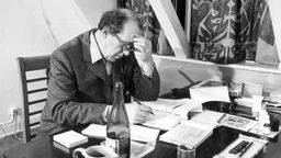 Böll sitzt am 07.12.1970 in seinem Arbeitszimmer in seiner Wohnung in der Kölner Südstadt