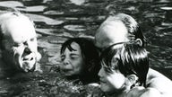 Heinrich Böll mit einem seiner Söhne und Kindern beim Schwimmen