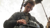 Timo Feldkamp mit Kameraausrüstung im Porträt
