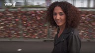 Die Moderatorin Siham El-Maimouni auf der Hohenzollernbrücke am Rhein, Böll folgen Videowalk