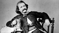 Wilhelm Busch sitzend mit Bierkrug, Foto um 1860
