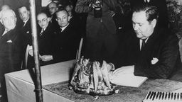 Foto von SPD-Politiker Carlo Schmid bei Unterzeichnung des Grundgesetzes der BRD 1949.