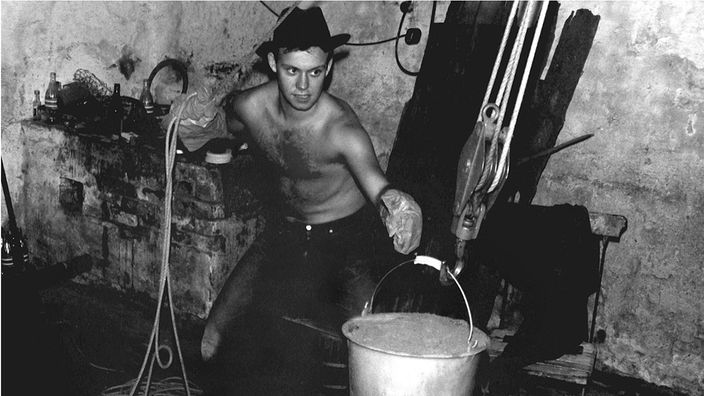 Ein Fluchthelfer beim Tunnelbau unter der Berliner Mauer (Archivfoto vom November 1963).