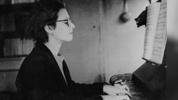 Elsa Barraine, Komponistin, spielt am Klavier (1940)