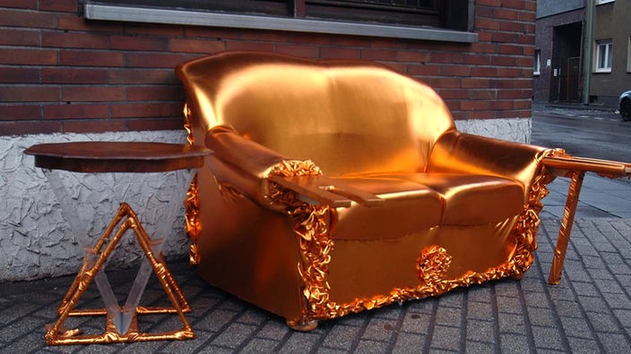 Goldenes Sofa am Straßenrand
