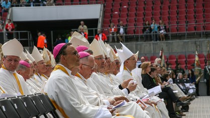 Geistliche Teilnehmer an dem Abschlussgottesdienst im RheinEnergiestadion