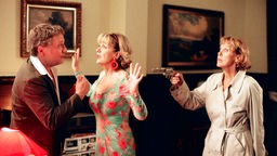 Dana (Gaby Dohm, r) und Julie (Gila von Weitershausen) spielen Claus (Bernhard Schir) eine dramatische Eifersuchtsszene vor.