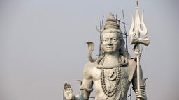 Shiva-Statue mit Baugerüsten umgeben