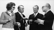 Rut Brandt, WDR-Intendant Klaus von Bismarck, Bundeskanzler Willy Brandt (SPD), Moderator Werner Höfer vor der 1000. Sendung des "Internationalen Frühschoppens" am 21.03.1971. 