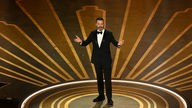 Jimmy Kimmel im Smoking auf der Bühne bei der Oscar Verleihung 2023.