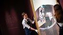 Ein Werk des britischen Malers Francis Bacon ist in New York für 27,7 Millionen Dollar versteigert worden. Das Gemälde ist ein Porträt seines Liebhabers George Dyer. 