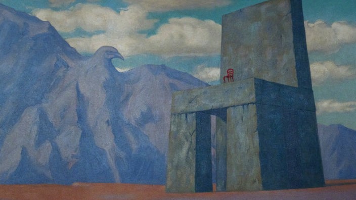 Steinerner Stuhl, René Magritte, Ausschnitt aus dem Wandgemälde "Die verwunschene Gegend"