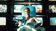 Filmszene: David Bowie in "The man who fell to earth"
