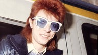 David Bowie mit auffälliger Brille