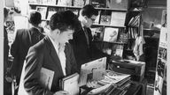 Teenager durchforsten einen Plattenladen in London nach Jazz-Alben (1958)
