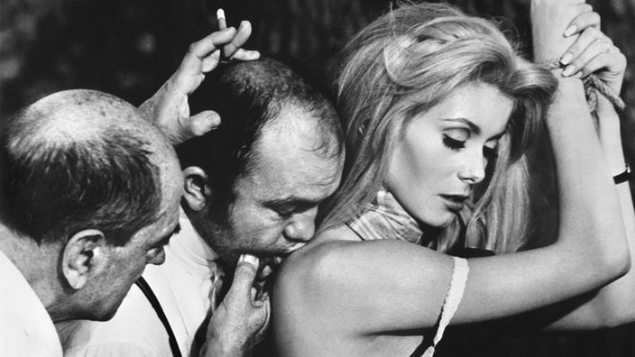 Regisseur Luis Bunuel bei den Dreharbeiten zu "Belle de Jour - Schöne des Tages" (Belle de jour, FR/IT 1967) mit Catherine Deneuve