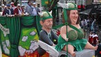  Ein Motivwagen Thema "Der Willkürenritt", der die Grünenpolitiker Habeck und Lang zeigen soll, fährt im Rosenmontagsumzug mit