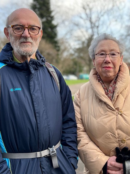 Rita Erken und Bernhard Fröhlig aus dem Verein Öcher Frönnde in Aachen stehen in einem Park