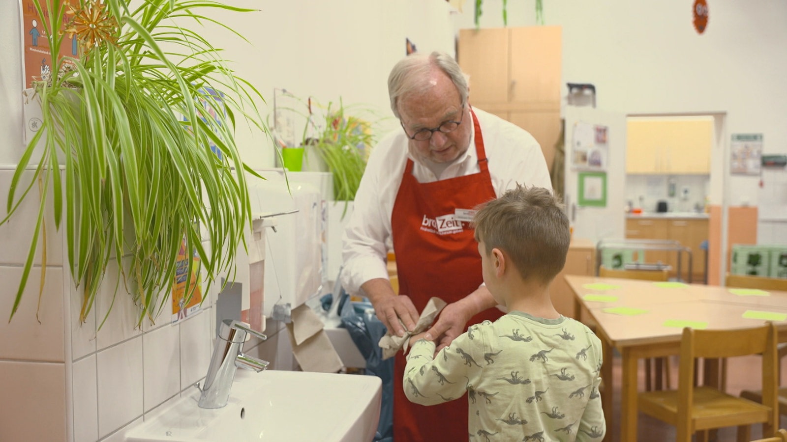 Ehrenamtliche machen Frühstück für Grundschulkinder in Bochum