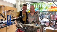 Stephan Ensthaler und Michael Schulz im Fahrradladen Balance.