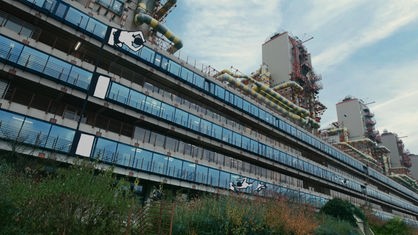 Ausschnitt aus der WDR-Kampagne des Scherenschnitt-Künstlers Paperboyo: In Aachen tauchen an der Fassade der Uniklinik Schwimmer auf.
